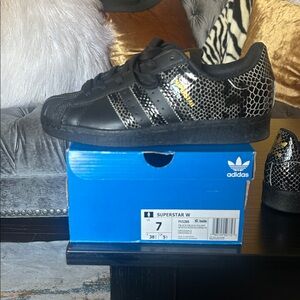 Adidas superstar W adidas size 7. Black and gold. Worn once.